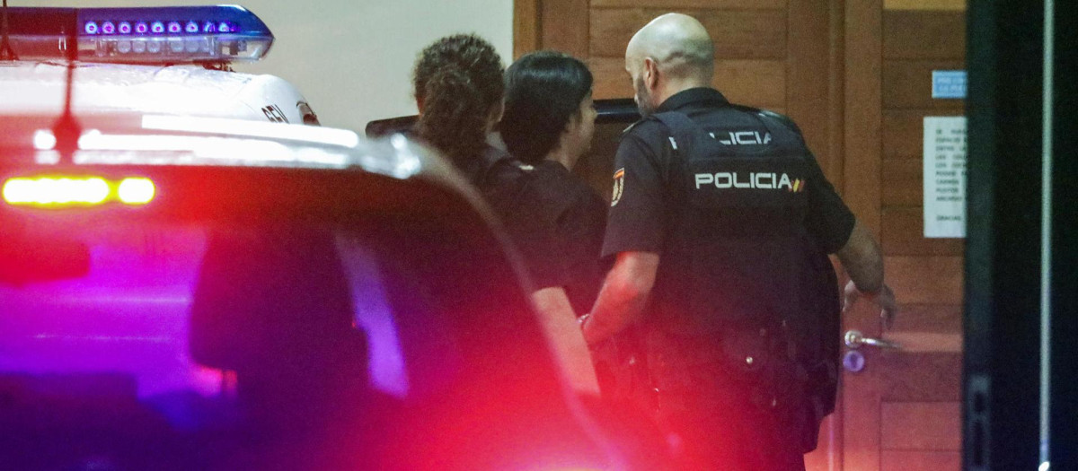 Uno de los dos detenidos por este atropello en el momento de ser trasladado por la Policía