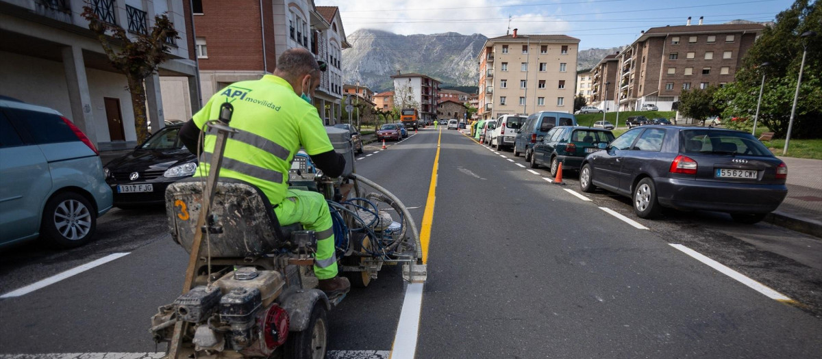 Un trabajador realiza labores de mantenimiento en Achondo, Vizcaya.