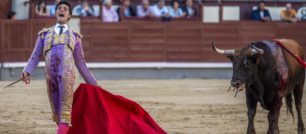 García Pulido, durante la corrida de este jueves en la Feria de Otoño, con novillos de Fuente Ymbro