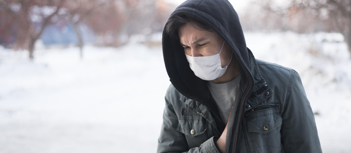 Hombre con covid en invierno