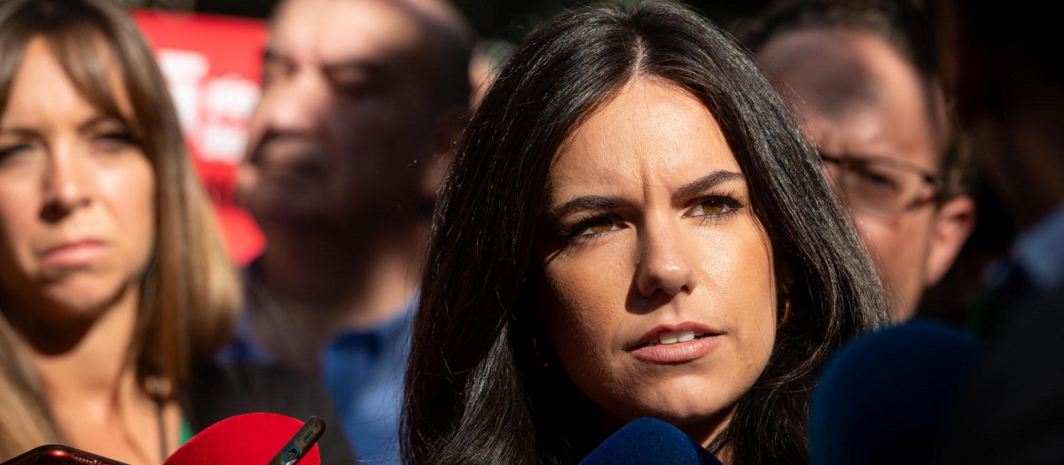 La portavoz parlamentaria de Vox, Pepa Millán, atiende a los medios de comunicación