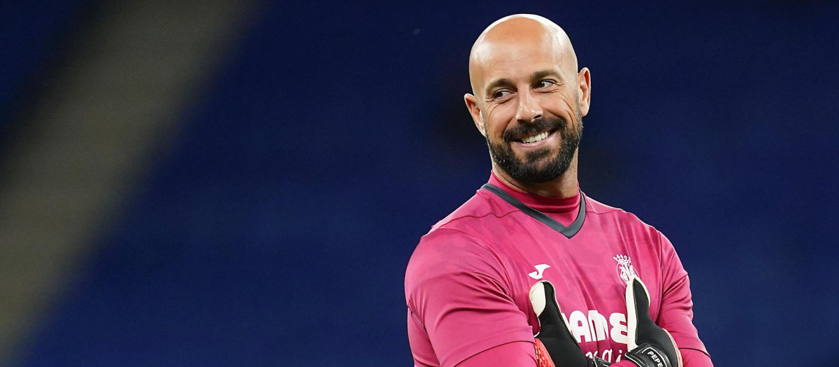 Pepe Reina en el calentamiento previo a un partido de Europa League