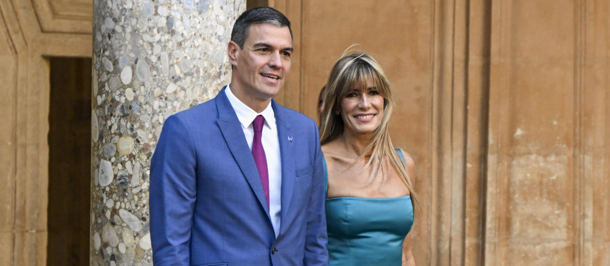 GRANADA, 05/10/23.- El presidente del Gobierno en funciones, Pedro Sánchez (d), acompañado de su esposa Begoña Gómez, a su llegada al palacio de Carlos V durante la III Cumbre de la Comunidad Política Europea (CPE), que se celebra este jueves en Granada.- EFE/ Miguel Ángel Molina