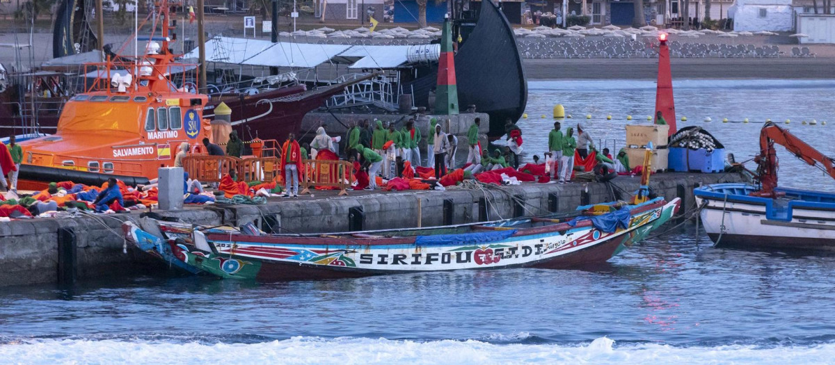 Unos 200 migrantes que llegaron en la tarde noche del viernes a Tenerife en dos cayucos han dormido en el muelle de Los Cristianos
