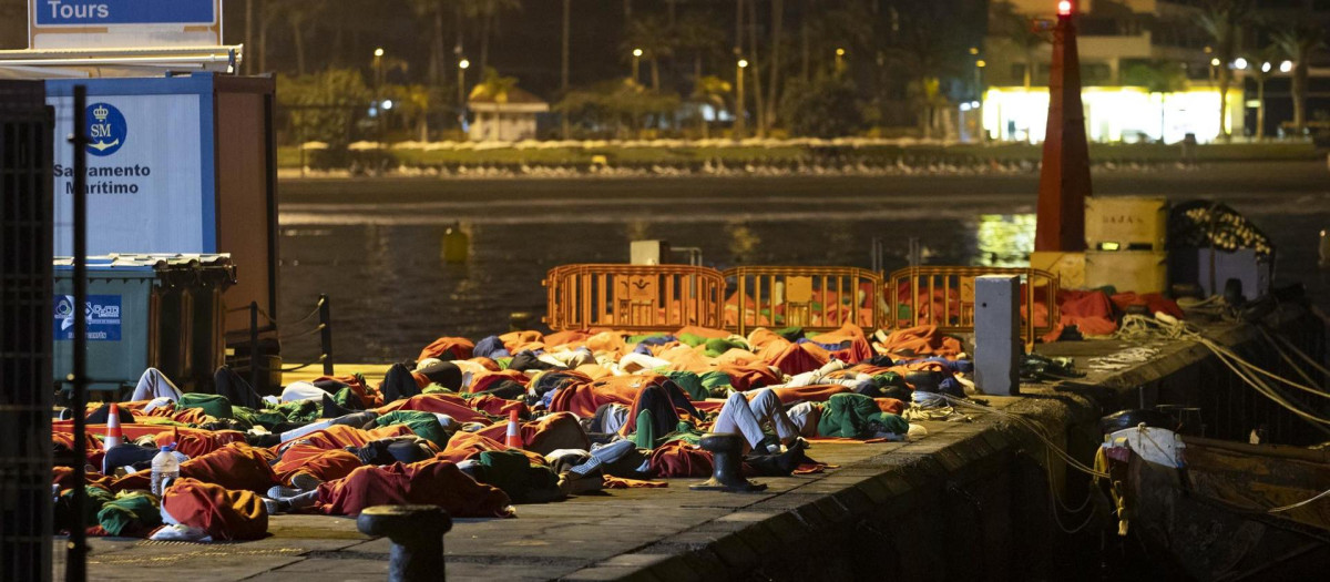 Unos 200 inmigrantes duermen en el muelle de los Cristianos al no haber plazas en los centros de acogida