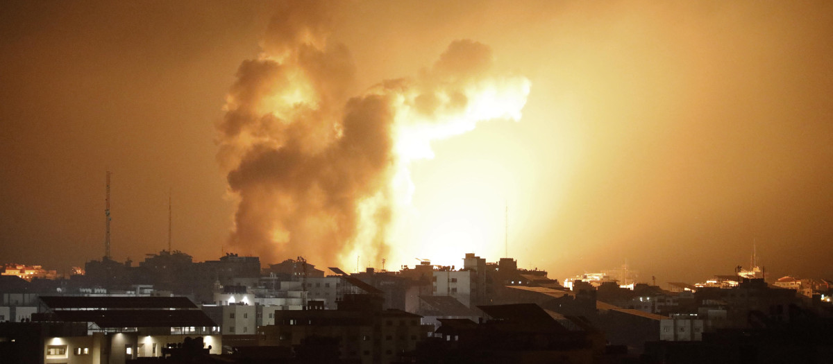 Fire and smoke rises above buildings during an Israeli air strike in Gaza City on October 8, 2023. - At least 200 Israelis died in a surprise large-scale attack by the Palestinian militant group Hamas on October 7, 2023, the army said, as Prime Minister Benjamin Netanyahu vowed to reduce the group's Gaza hideouts to "rubble". (Photo by EYAD BABA / AFP)