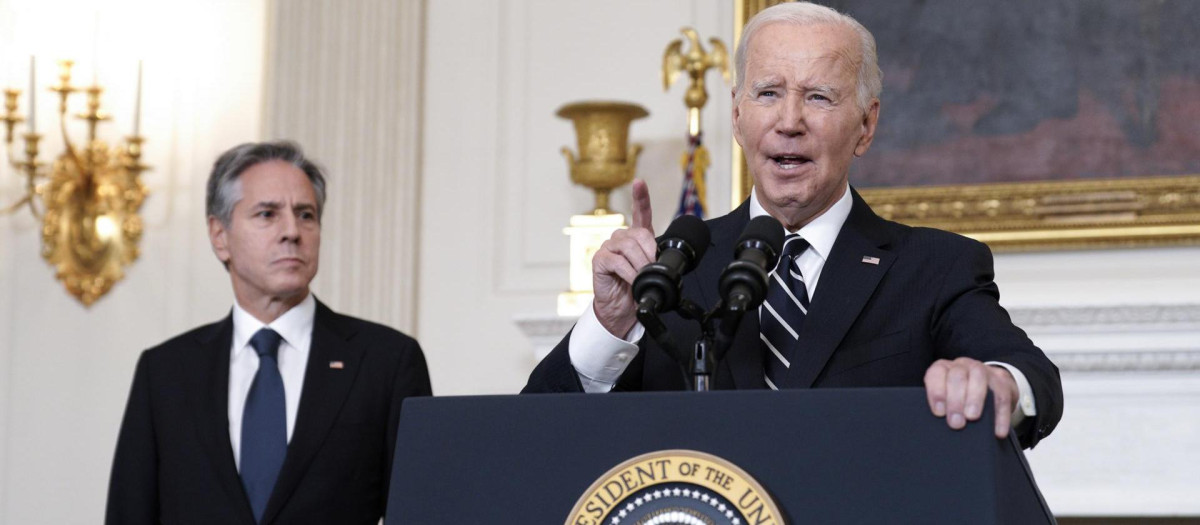 Washington (United States), 07/10/2023.- US President Joe Biden with Secretary of State Antony Blinken delivers remarks on the attacks in Israel in the State Dining Room at the White House in Washington, DC, USA, 07 October 2023. Biden said the United States 'unequivocally condemns this appalling assault against Israel by Hamas terrorists from Gaza', adding that Washington is ready to offer all appropriate means of support to the Government and people of Israel. Rocket barrages were launched from the Gaza Strip early 07 October in a surprise attack claimed by the Islamist movement Hamas. In a televised statement, the Israeli prime minister said the country is at war. Israeli State officials report that at least 22 Israelis were killed in the attacks and that over 3,000 rockets were launched by Hamas. (Terrorista, Estados Unidos) EFE/EPA/Yuri Gripas / POOL