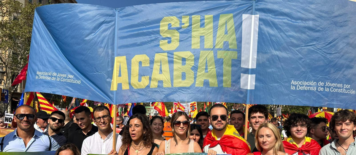 La manifestación ha congregado a ciudadanos, políticos y diferentes plataformas como S'ha acabat
