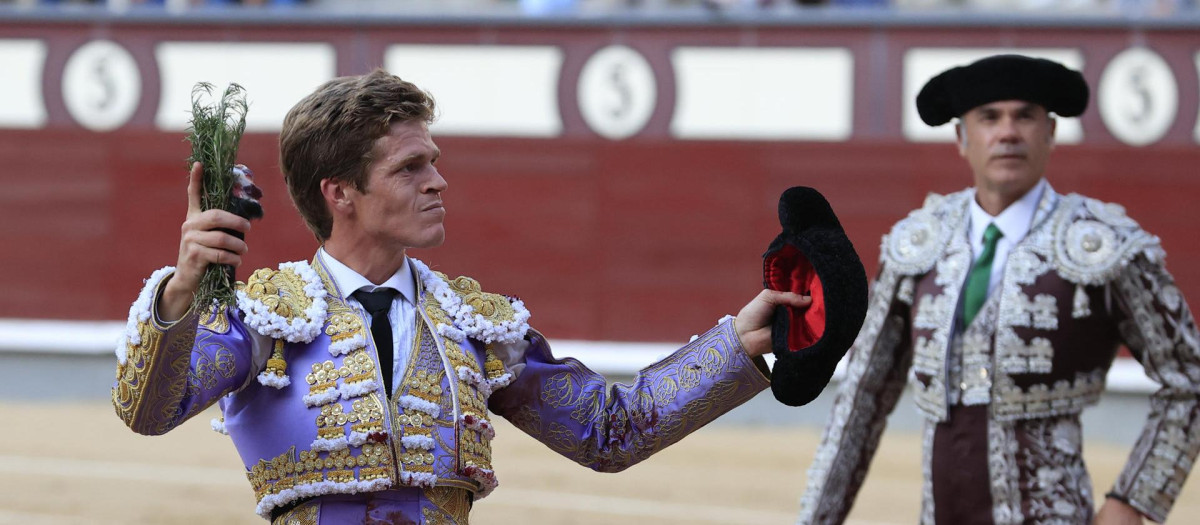 El diestro Borja Jiménez durante la corrida de la Feria de Otoño, este domingo en la Monumental de Las Ventas