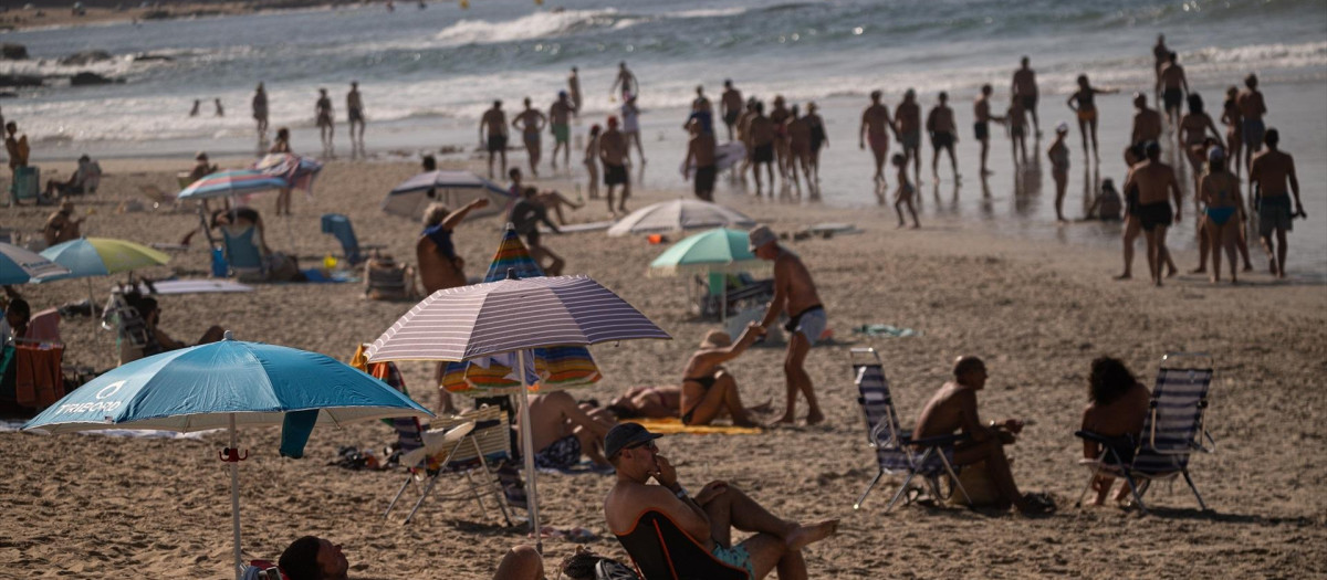 Bañistas en la playa, a 8 de octubre de 2023, en Pontevedra