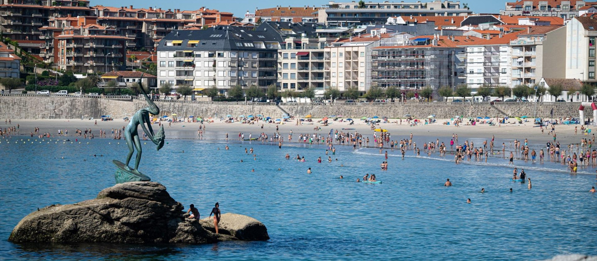 Decenas de personas en la playa Silgar, a 30 de septiembre de 2023, en Sangenjo, Pontevedra