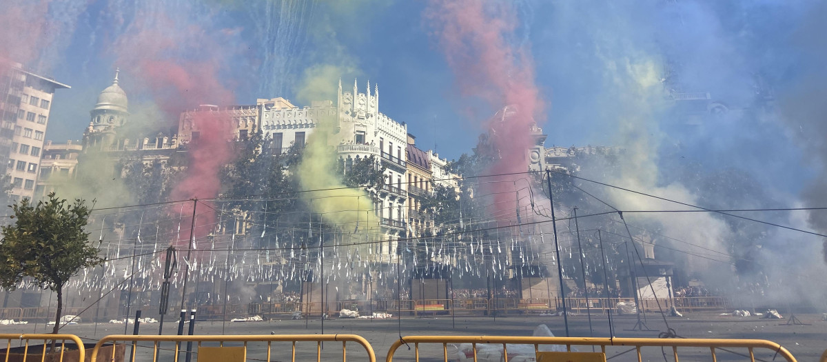 Una mascletá ha cerrado los actos del 9 de Octubre en Valencia.