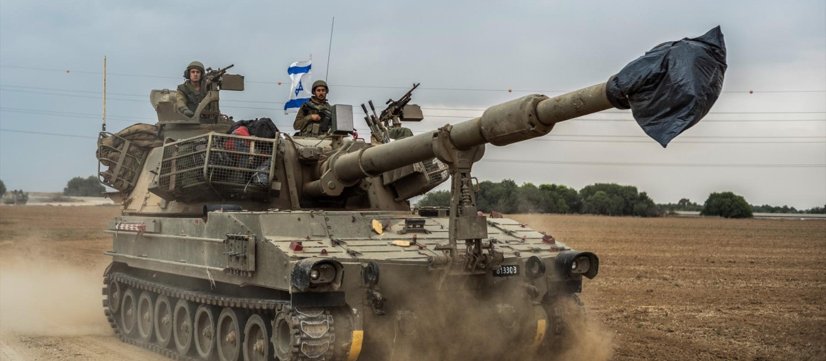 Soldados israelíes sobre un tanque en Sderot, este lunes