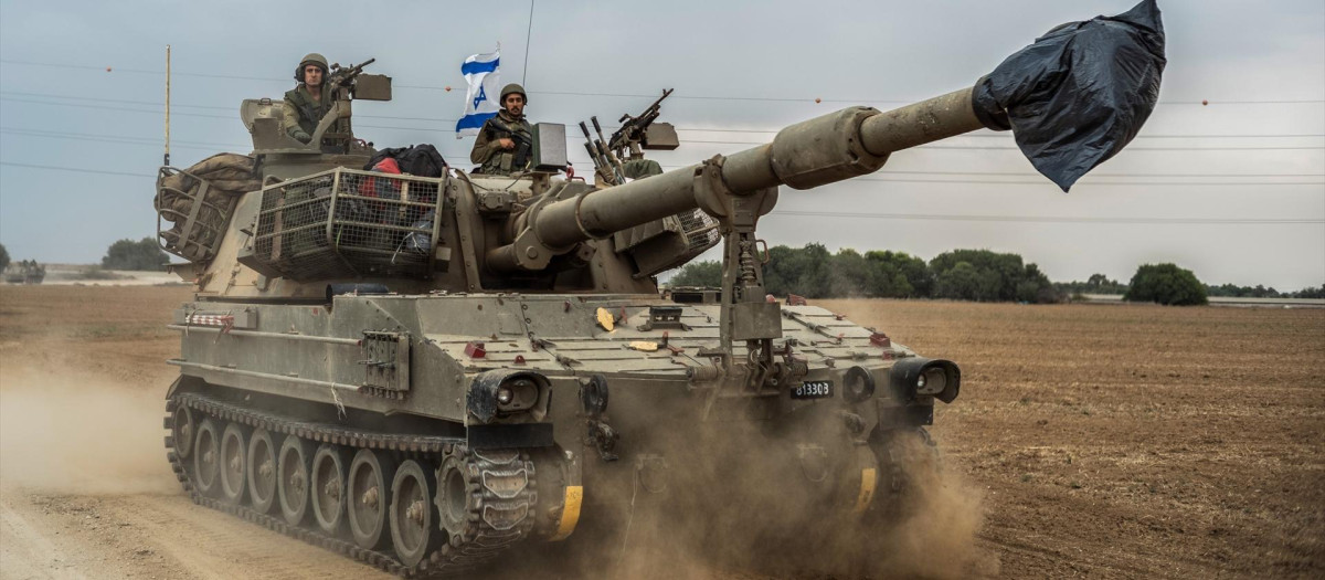 Soldados israelíes sobre un tanque en Sderot, este lunes