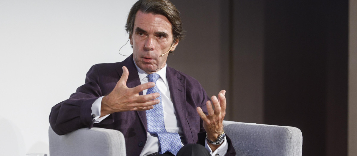 El ex presidente del Gobierno José María Aznar participa en un coloquio organizado por la fundación NEOS