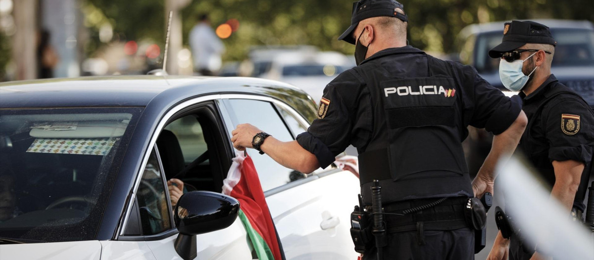 Un hombre con una bandera de Palestina durante una concentración de  la Federación de Comunidades Judías de España en el año 2021