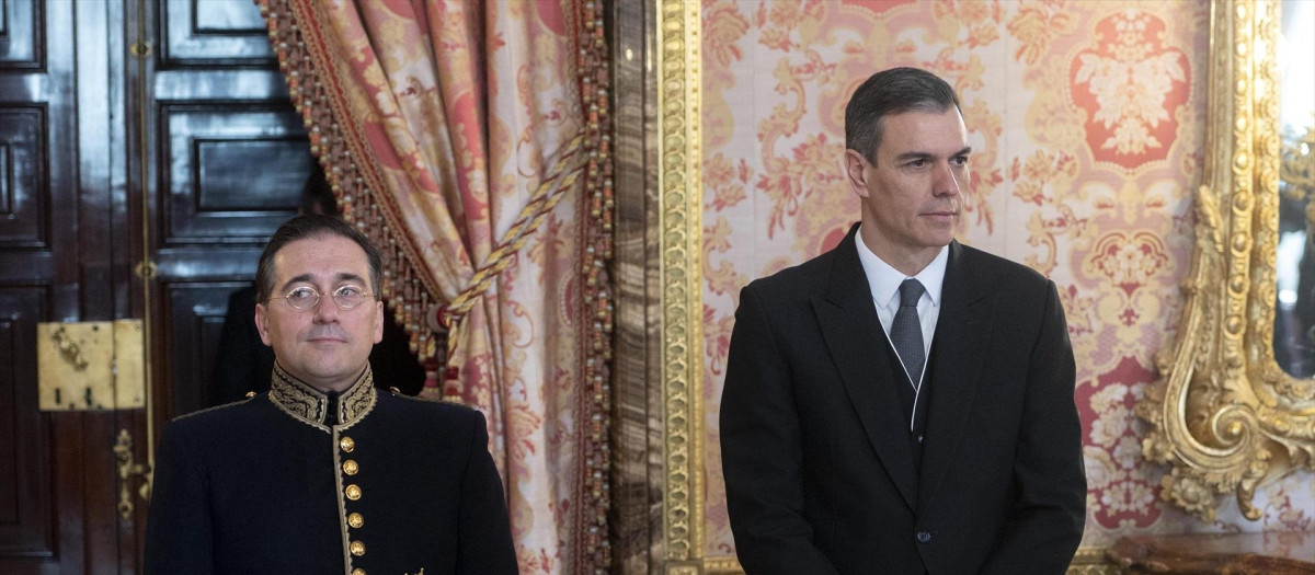 El presidente del Gobierno, Pedro Sánchez, y el ministro de Asuntos Exteriores, Unión Europea y Cooperación, José Manuel Albares, durante la recepción al cuerpo diplomático acreditado en España, en el Palacio Real, a 25 de enero de 2023, en Madrid (España). Los Reyes Felipe y Letizia reciben como cada año al Cuerpo Diplomático acreditado en España, compuesto en total por 126 Embajadas residentes en nuestro país y casi 800 Consulados, 153 de carrera y más de 600 honorarios.
Además, otros 49 países están acreditados ante España, pero tienen residencia en París, Londres, Bruselas o Ginebra. Por otro lado, 42 organismos internacionales tienen sede en España. El Diplomático es el funcionario público experto en relaciones internacionales con vistas a ser acreditados ante otros Estados y también en Organismos Internacionales con carácter representativo.
25 ENERO 2023;REYES;REALEZA;DIPLOMACIA;
EUROPA PRESS/A.Ortega.POOL / Europa Press
(Foto de ARCHIVO)
25/1/2023