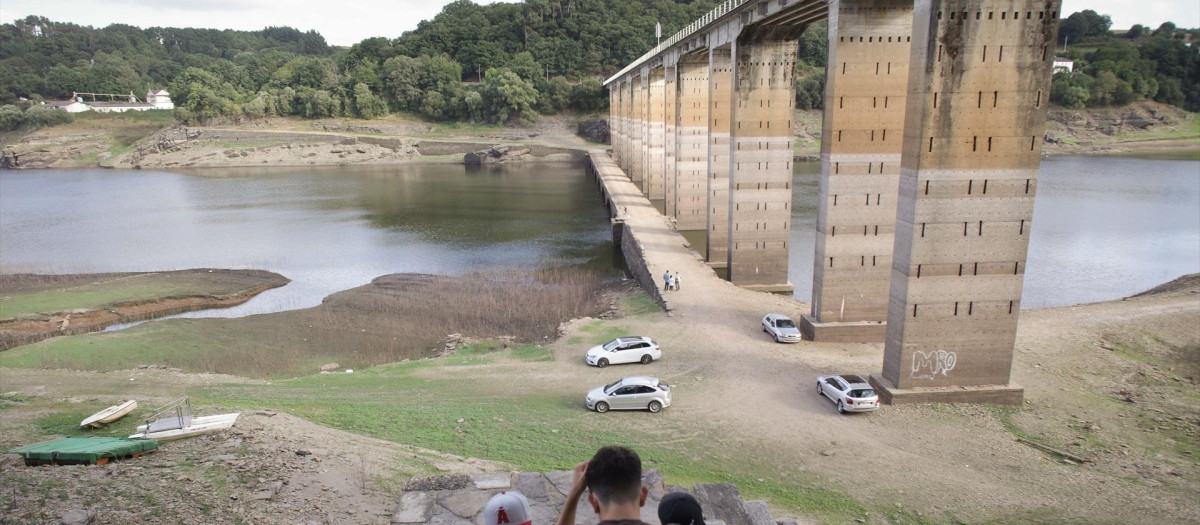 Embalse de Belesar en el Río Miño en Lugo, Galicia