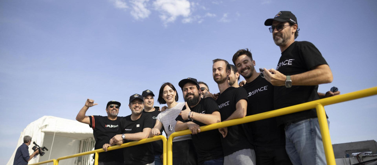 Parte del equipo de PLD Space, junto a la ministra de Ciencia Diana Morant, este sábado en Huelva