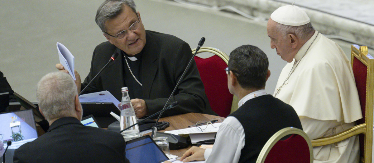 El Papa, en su mesa de trabajo del Sínodo