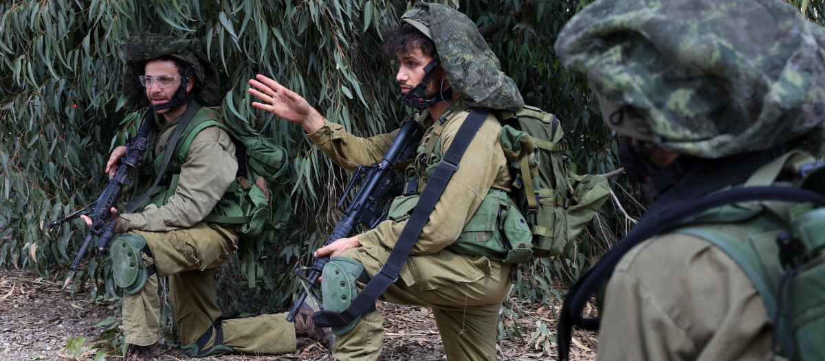 Soldados israelíes se movilizan para recuperar el control de la la ciudad de Kfar Aza