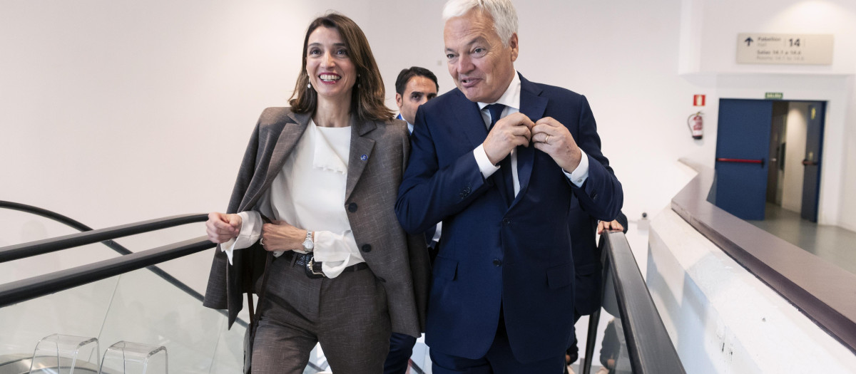 El comisario europeo Didier Reynders junto a la ministra de Justicia en funciones Pilar Llop