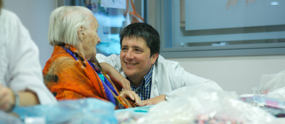 Especialista con una anciana