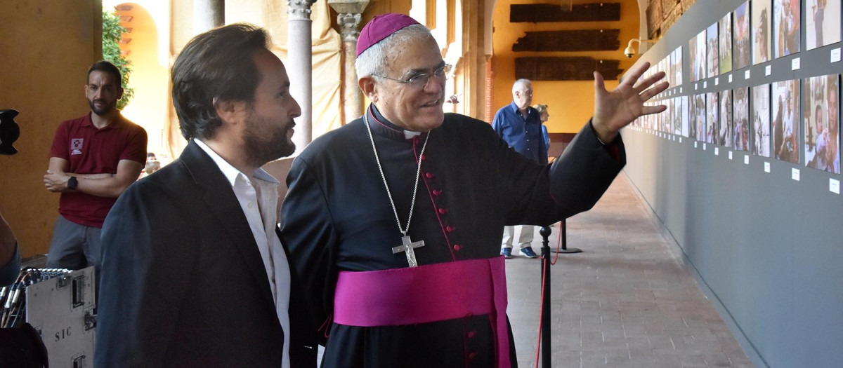 Álvaro Tejero y Demetrio Fernández, en la inauguración de la exposición