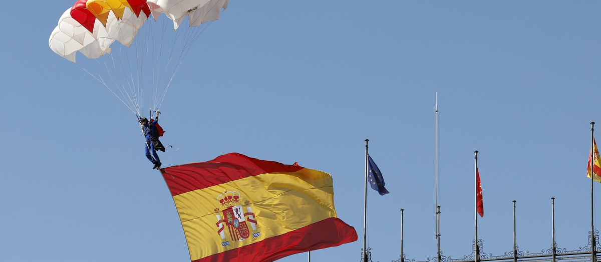 Así ha sido el salto en paracaídas con la bandera de España durante el desfile del 12 de octubre