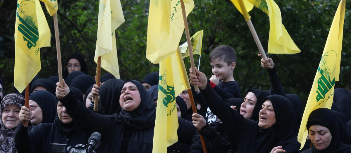 Los dolientes asisten al funeral de dos miembros de Hezbolá en la aldea sureña de Khirbet Silem