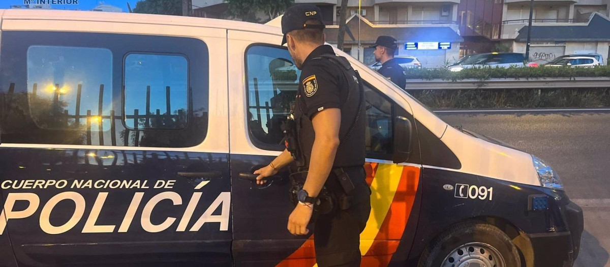 Un agente de la Policía Nacional entra en un furgón
