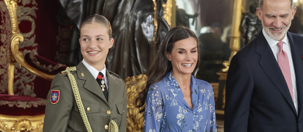 La Princesa Leonor junto al Rey en el desfile militar
