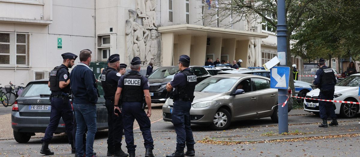 Agentes de policía franceses se encuentran frente a la escuela secundaria Gambetta en Arras, noreste de Francia