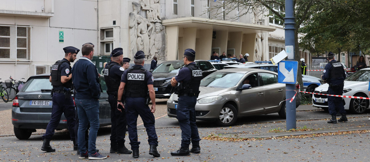 Agentes de policía franceses se encuentran frente a la escuela secundaria Gambetta en Arras, noreste de Francia