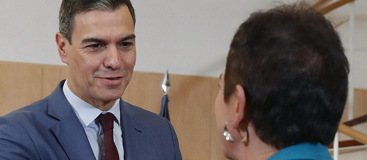 El presidente del Gobierno en funciones, Pedro Sánchez, saluda a la portavoz de EHBildu en el Congreso, Mertxe Aizpurúa