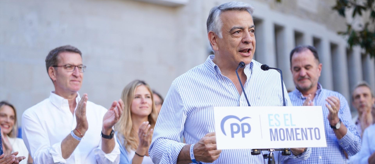 El número uno en las listas del PP al Congreso por Álava, Javier De Andrés, participa durante un acto de campaña electoral del PP de cara al 23J, a 15 de julio de 2023, en Vitoria Gasteiz, Álava, País Vasco(España). Feijóo ha visitado doce comunidades autónomas dentro de su tour por España para pedir la confianza a los ciudadanos ante las elecciones generales del 23 de julio.
15 JULIO 2023;PARTIDO POPULAR;PP;CAMPAÑA;ELECCIONES;23J
Iñaki Berasaluce / Europa Press
(Foto de ARCHIVO)
15/7/2023