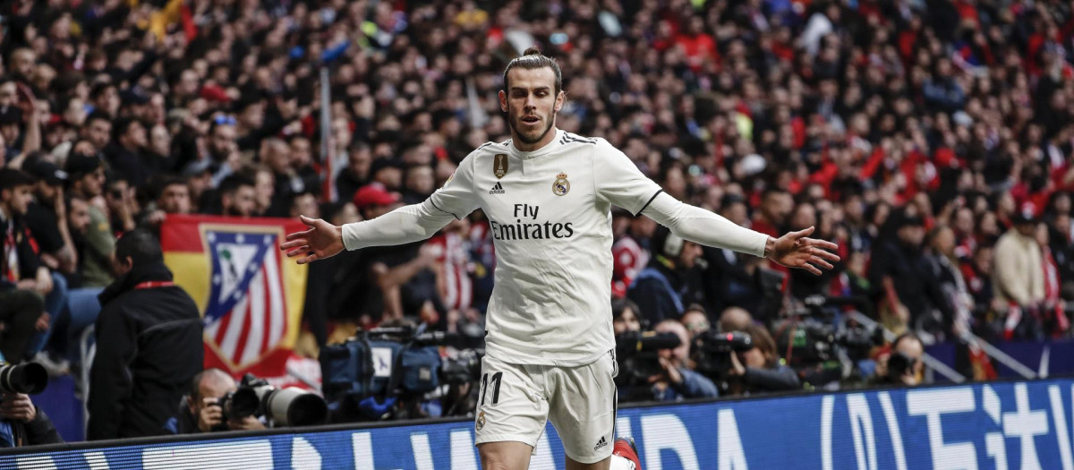 Gareth Bale (101 millones); la medalla de bronce se la lleva el futbolista galés que vino del Tottenham en 2013 después de ser el mejor jugador de la Premier League. Marcó goles decisivos con el Real Madrid, lo ganó todo. Su paso por el club blanco fue de más a menos por culpa de sus continuas lesiones