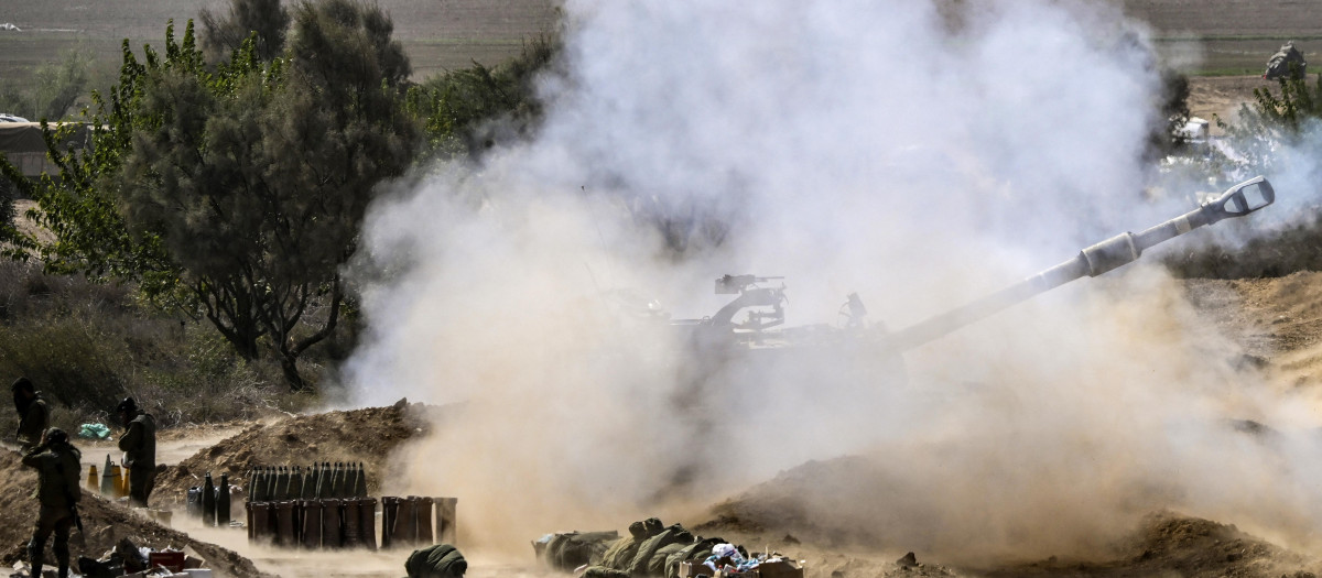 Unidad de artillería israelí dispara hacia la Franja de Gaza en el sur de Israel