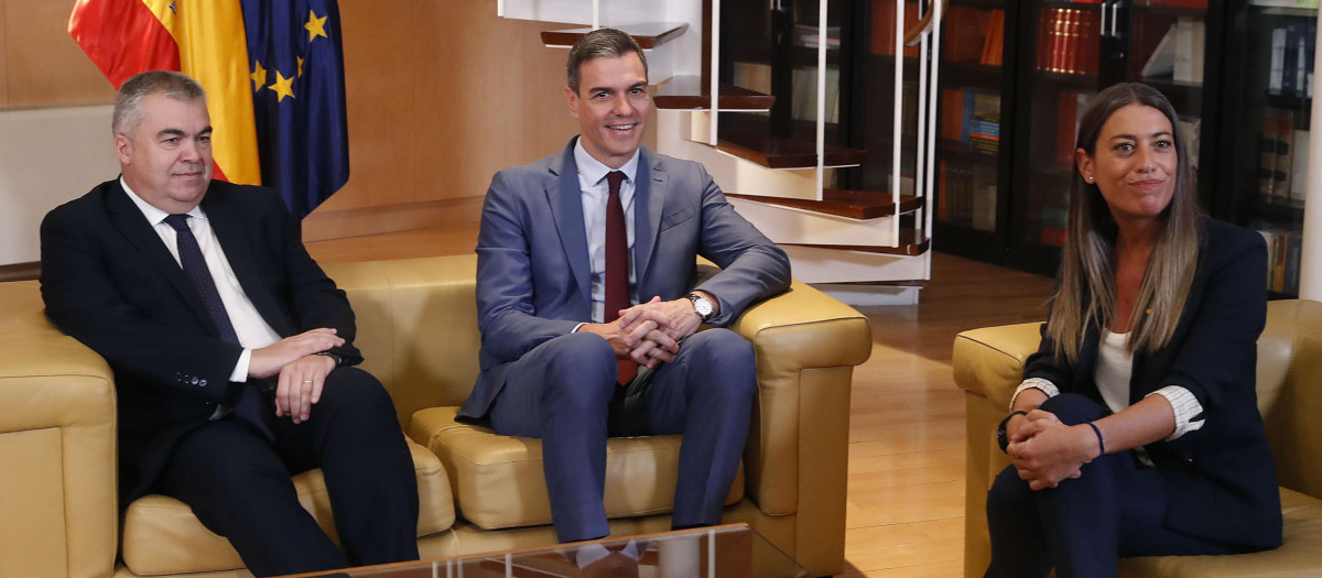 Pedro Sánchez y el número 3 del PSOE con la portavoz de Junts en el Congreso