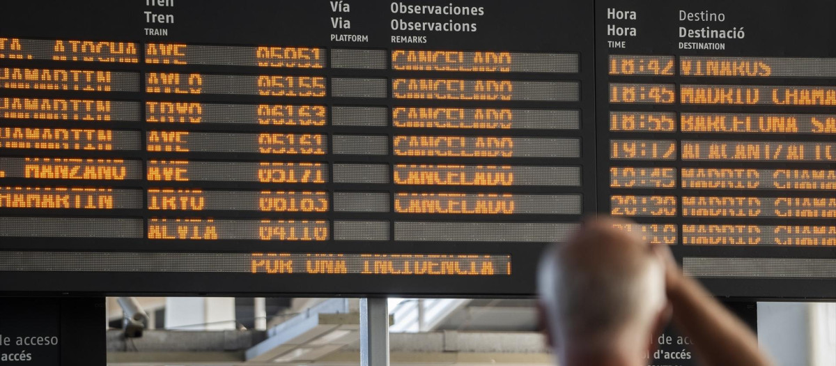 Un panel de viajes cancelados de la estación de ave Joaquín Sorolla.