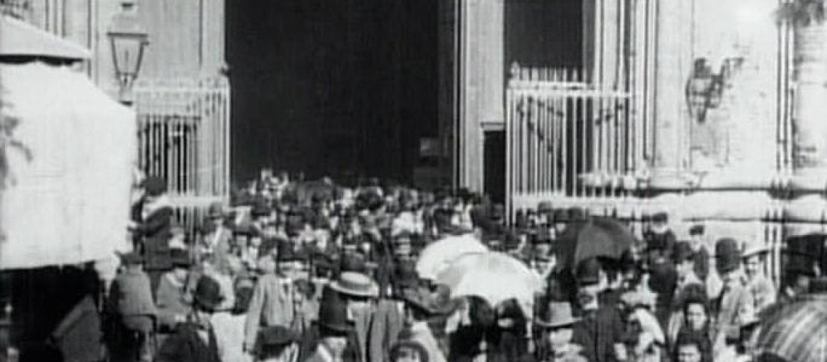 Un fotograma de 'Salida de misa de doce del Pilar de Zaragoza'