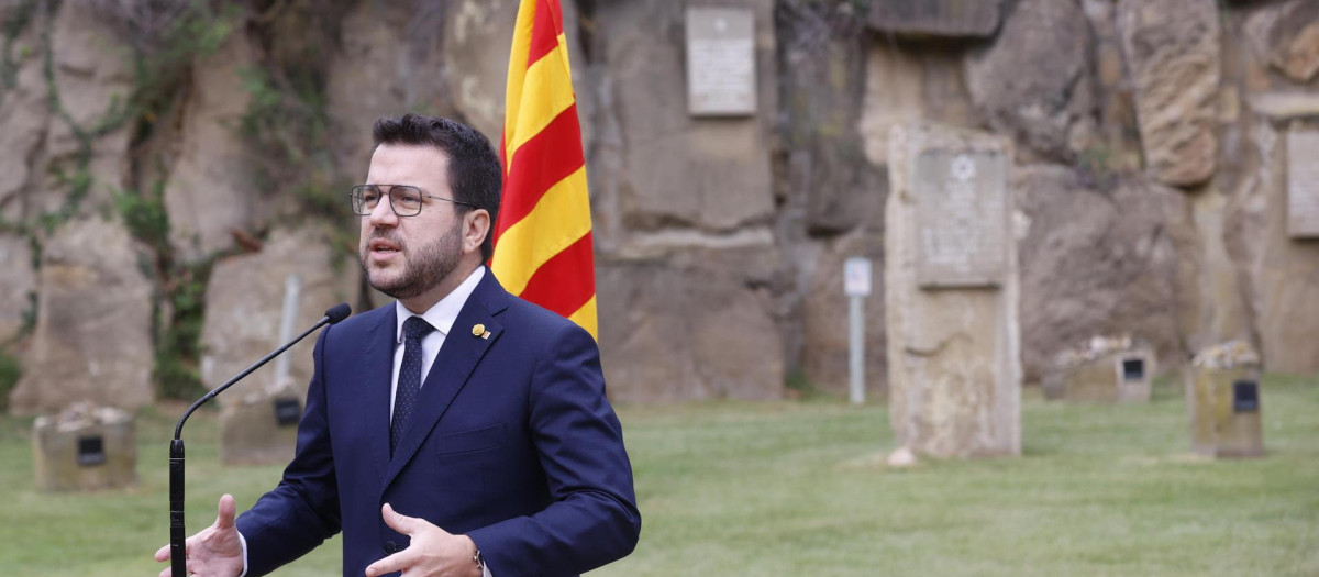 Pere Aragonès, realiza una declaración durante la ofrenda ante el monumento al expresidente de la Generalitat republicana Lluís Companys