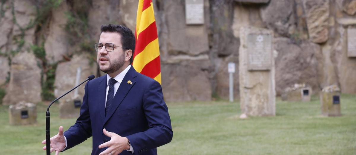 Pere Aragonès, realiza una declaración durante la ofrenda ante el monumento al expresidente de la Generalitat republicana Lluís Companys