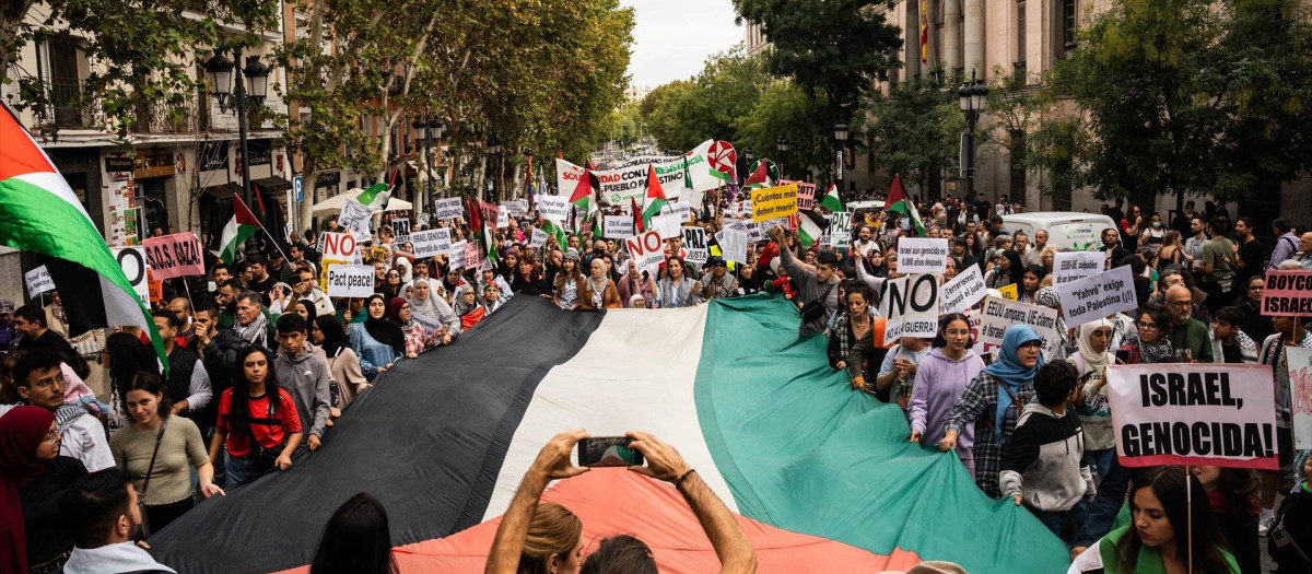 Varias personas con una bandera de Palestina durante una manifestación en apoyo al pueblo palestino, a 15 de octubre de 2023, en Madrid (España). La manifestación ha sido convocada en solidaridad con el pueblo palestino ante la respuesta de Israel al ataque del movimiento islamista Hamás el pasado 7 de octubre. El ministerio de Salud de Gaza ha actualizado la cifra de víctimas causadas por los ataques de Israel contra la Franja, situándola en 2.450 muertos y 9.200 heridos.
15 OCTUBRE 2023;PALESTINA;ISRAEL;HAMAS
Matias Chiofalo / Europa Press
15/10/2023