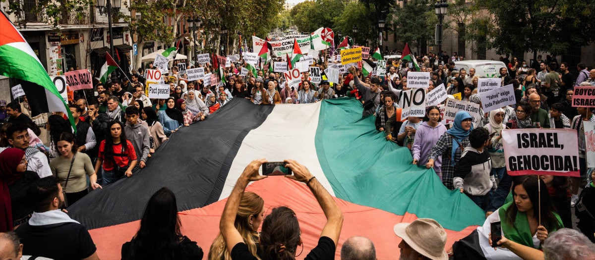 Varias personas con una bandera de Palestina durante una manifestación en apoyo al pueblo palestino, a 15 de octubre de 2023, en Madrid (España). La manifestación ha sido convocada en solidaridad con el pueblo palestino ante la respuesta de Israel al ataque del movimiento islamista Hamás el pasado 7 de octubre. El ministerio de Salud de Gaza ha actualizado la cifra de víctimas causadas por los ataques de Israel contra la Franja, situándola en 2.450 muertos y 9.200 heridos.
15 OCTUBRE 2023;PALESTINA;ISRAEL;HAMAS
Matias Chiofalo / Europa Press
15/10/2023