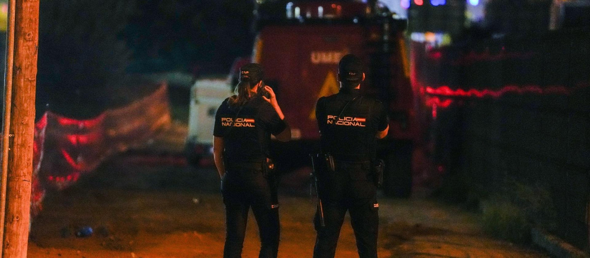 Efectivos de Policía Nacional frente a un vehículo de la UME, en Sevilla