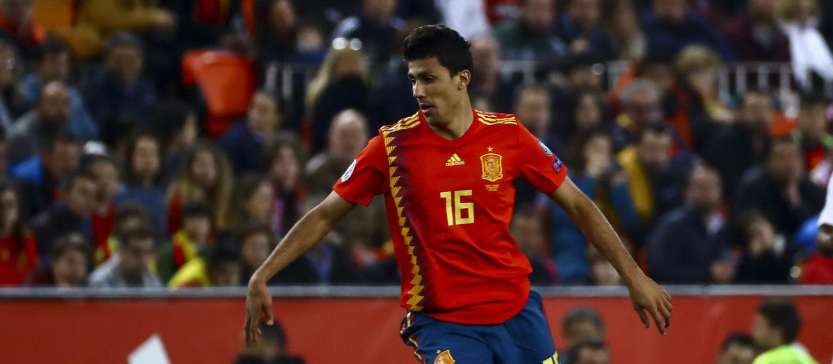 Rodri en un partido con la selección española