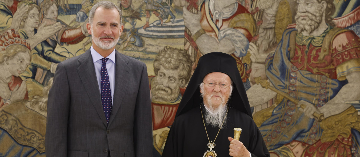 El Rey Felipe VI (i), y el patriarca ecuménico de Constantinopla, Bartolomé I, durante la audiencia este lunes en el Palacio de La Zarzuela en Madrid