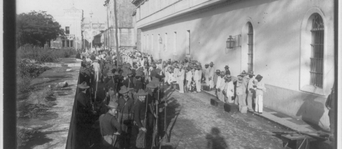 Filipinas, Manila, 1899- Soldados estadounidenses y prisioneros insurrectos