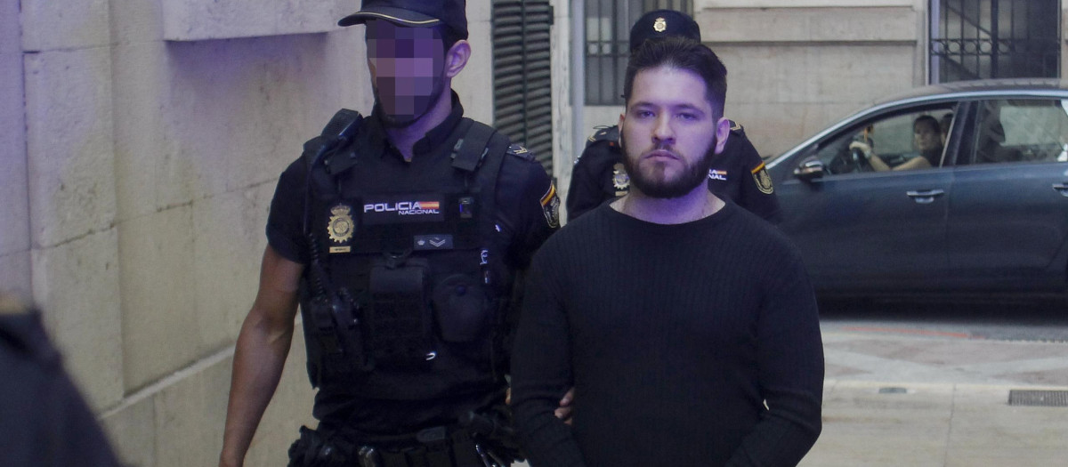 Francisco N. escoltado por la Policía Nacional